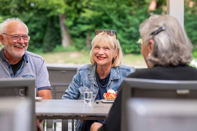 Patienten beim Dessertessen auf der Aussenterrasse des Café im Park