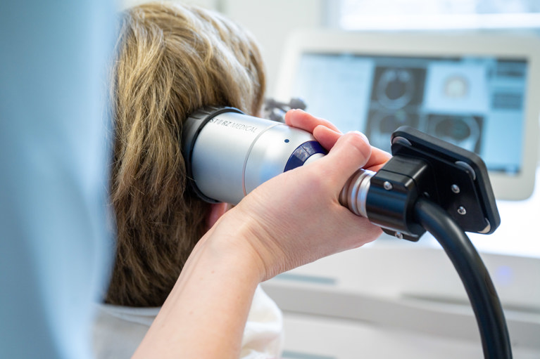 Nicht-invasiv und schmerzfrei Anwendung der transkranielle Pulsstimulation bei einer Alzheimer-Demenz Patientin