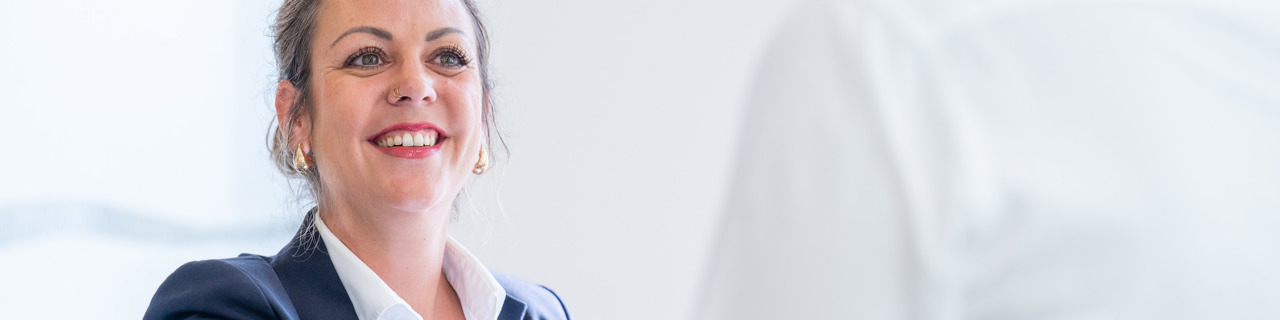 Two people shaking hands, as part of the welcoming to a rehabilitation clinic