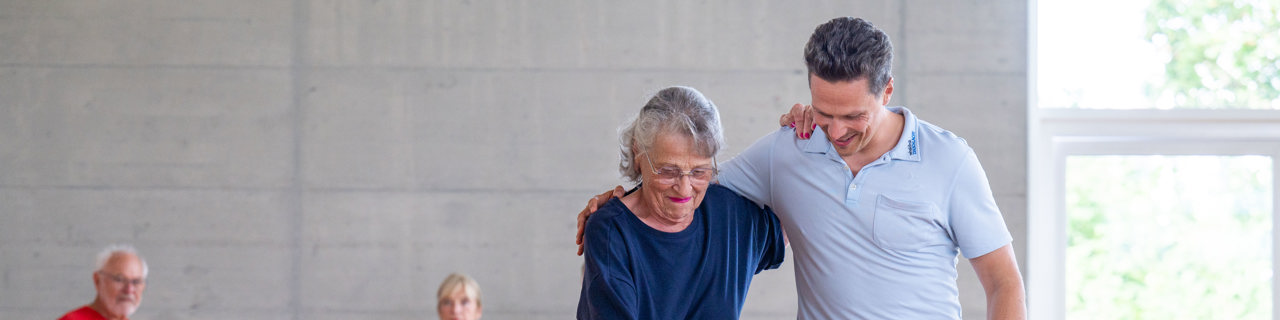 Patientin und Therapeut bei der Sporttherapie im Rahmen der neurologischen Rehabilitation