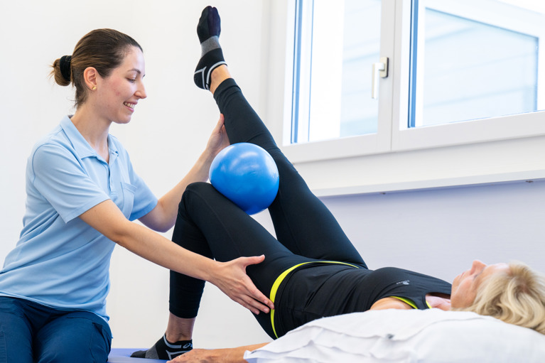 Multiple Sklerose-Patientin mit ihrer Therapeutin während der Physiotherapie