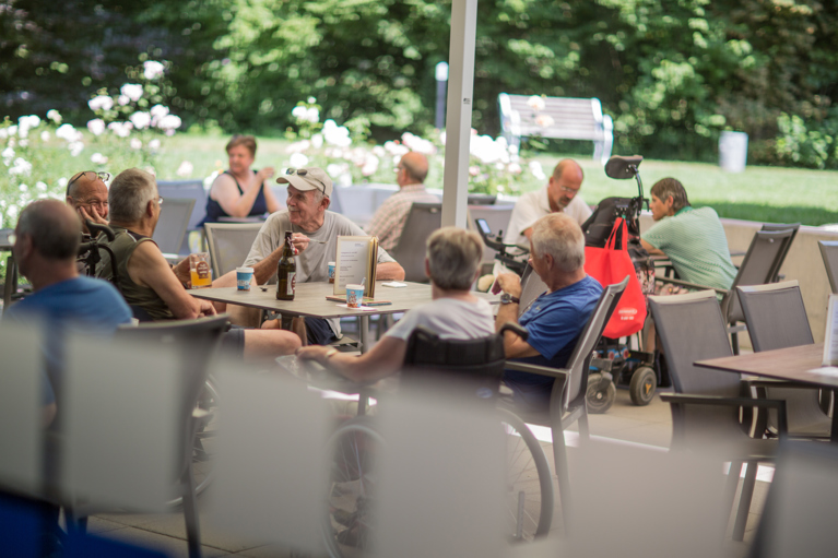 Patienten und Gäste im Café im Park der Rehaklinik Zihlschlacht