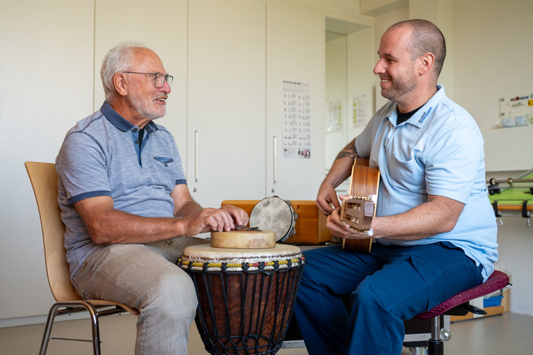 Therapeut und neurologische Rehabilitations-Patient während der Musiktherapie